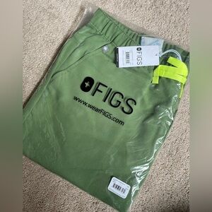 NEVER WORN WITH TAGS- FIGS Mens fern scrub joggers and top